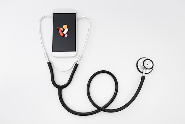 Telemedicina. Smartphone e estetoscópio, cuidados de saúde, medicina, hospital