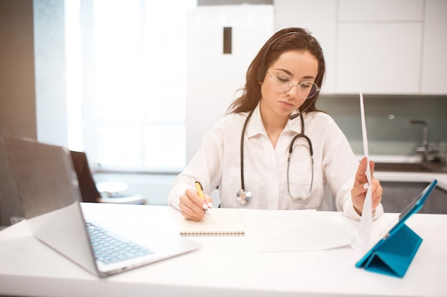 Telemedicina. uma médica está trabalhando em casa porque