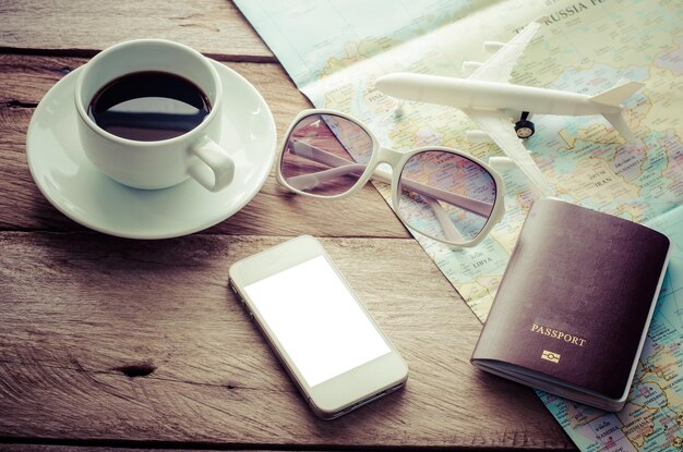 Foto telemóvel e café preto por mapa na mesa