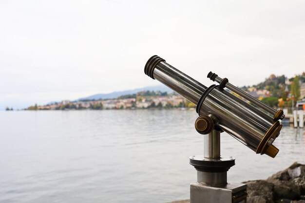 El telescopio cerca del lago en Suiza