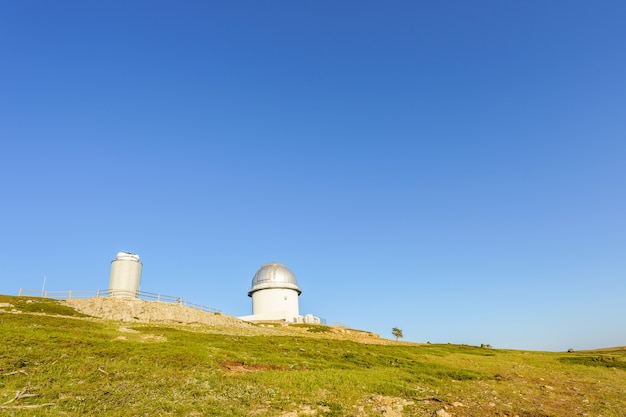 Telescopio en la cima de una montaña en el Observatorio Astrofísico de Javalambre Teruel España