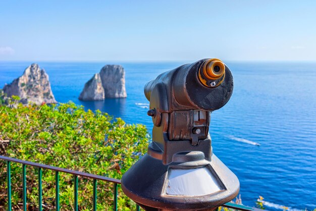 Telescopio en farallones en el mar Tirreno en la isla de Capri, Italia