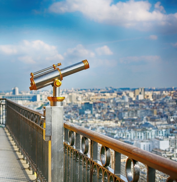 Telescopio de observación monocular en la parte superior de la Torre Eiffel, París