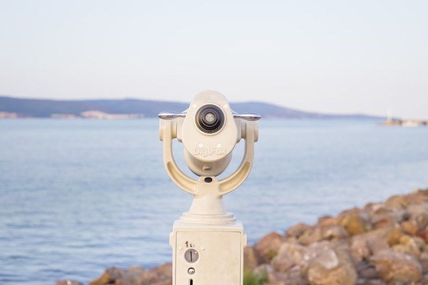 Telescopio a la orilla del mar