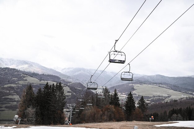 Un telesilla está suspendido sobre las montañas.