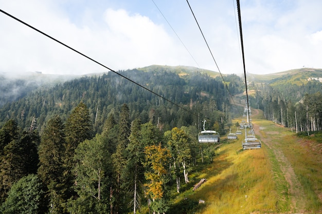 Foto telesilla en la estación de esquí de montaña en verano