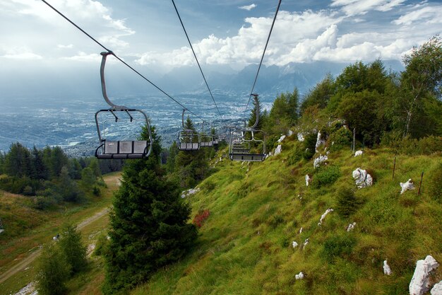 Telesilla de montaña en Nevegal, Belluno, Italia.