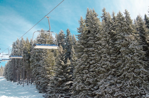 Telesilla en la montaña nevosa y bosque de pinos en la estación de esquí en la montaña de Kopaonik, Serbia meridional.