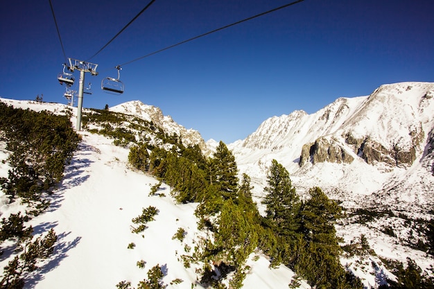 El telesilla en las montañas nevadas Tatras sobre un fondo de cielo azul