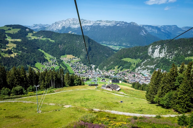 Telesilla sobre el pueblo de La Clusaz en verano, Francia