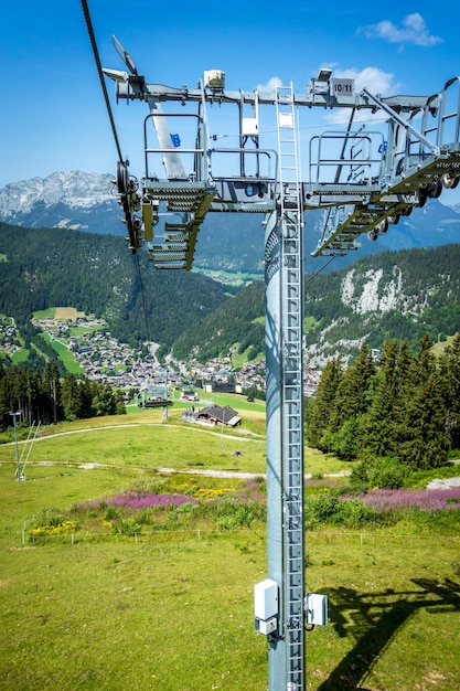 Telesilla sobre el pueblo de La Clusaz en verano, Francia