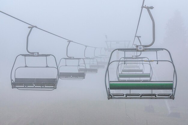 Telesilla vacía de Wierchomla a Dugie Mlaki durante la niebla en Beskid Sadecki en Polonia