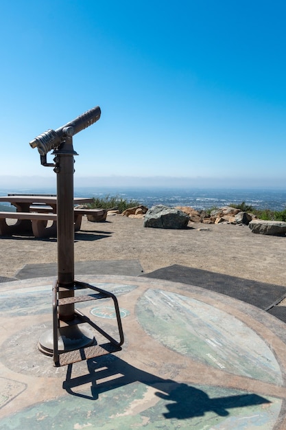 Teleskop auf dem Gipfel des Double Peak Park in San Marcos. 200 Hektar großer Park