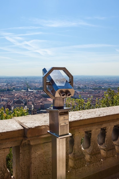 Teleskop mit Blick auf das Stadtbild von Lyon Frankreich von oben