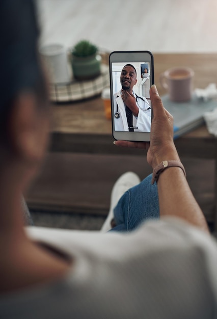 Foto telessaúde remota por telefone com um médico e um paciente em casa para assistência médica ou seguro comunicação por videochamada e contato com um profissional de medicina que consulta uma pessoa online