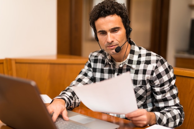 Teletrabalho de homem em casa