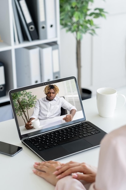 Teletrabalho de negócios bate-papo por vídeo webcast internacional homem de negócios confuso lendo contrato na tela do laptop trabalhando on-line com parceira feminina no escritório virtual