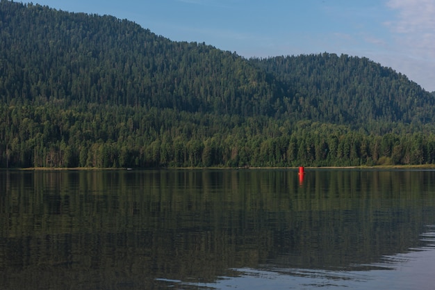 Teletskoye lago en las montañas de Altai