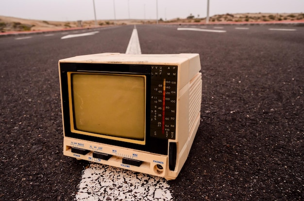 Televisión abandonada en la carretera