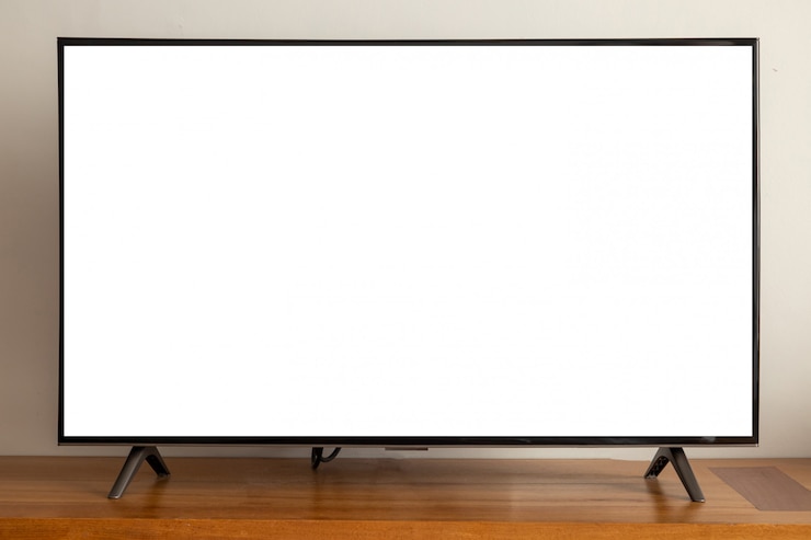Foto televisión en blanco pantalla led en mesa de madera.