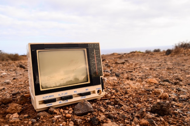 Televisión gris rota abandonada