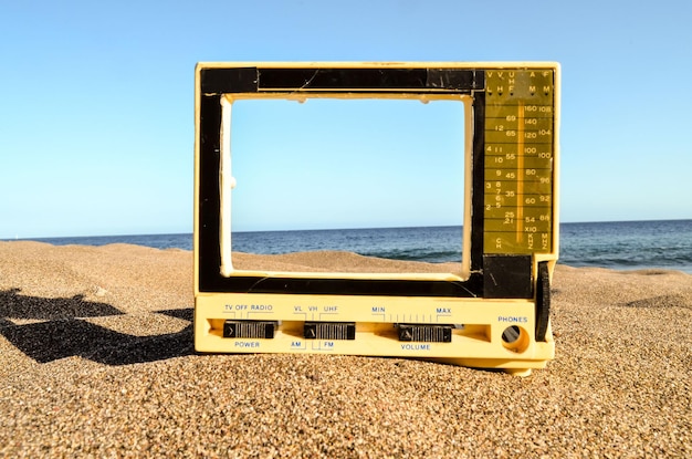 Foto televisión en la playa de arena