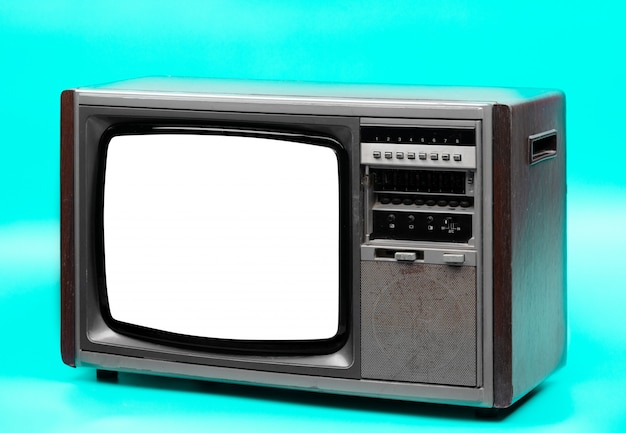 Televisión vintage con pantalla recortada sobre fondo verde.