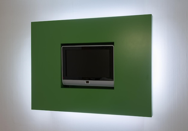 Televisor moderno en marco retroiluminado verde