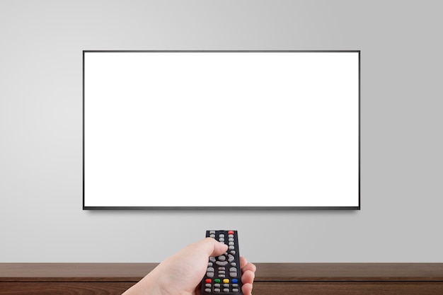 Televisor en la pared blanca con la mano usando el control remoto, TV 4K de pantalla plana lcd u oled, ilustración realista de plasma, maqueta de monitor HD en blanco blanco.