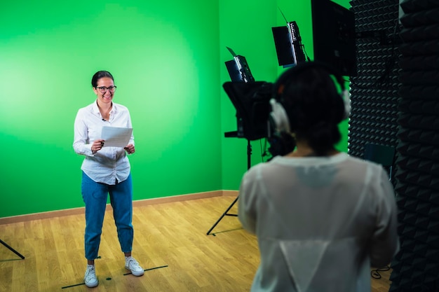 Televisor de presentadora de radiodifusión femenina