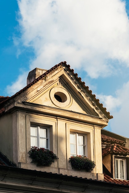 Foto telhado clássico com telhas vermelhas de casas europeias. casa idílica.