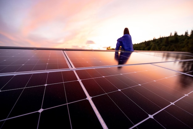 Telhado com painéis solares em uma casa nas montanhas