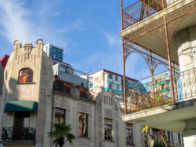 Telhado da casa Arquitetura de uma pequena cidade do sul Bela varanda aconchegante com grades Paisagem urbana