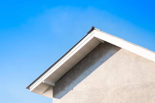 Telhado da casa com céu azul, vista genérica da fachada de uma casa nova com céu azul ao fundo