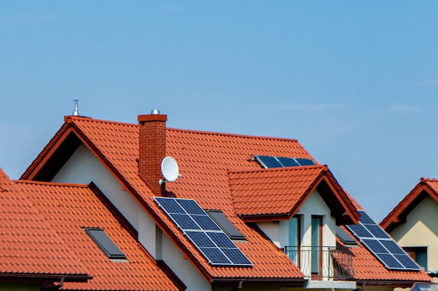 Telhado da casa com módulos fotovoltaicos. Casa de fazenda histórica com painéis solares modernos no telhado e na parede