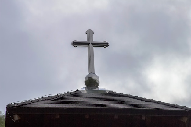 Telhado da igreja com uma cruz. Telhado do edifício da igreja com cruz santamente