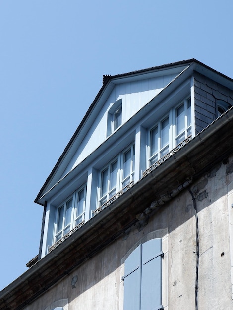 Telhado das autênticas janelas da casa rural e persianas da aldeia de cor azul claro desbotada França