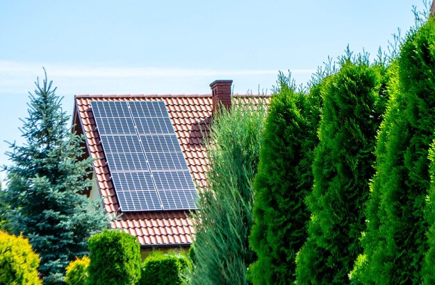 Telhado de casa com módulos fotovoltaicos