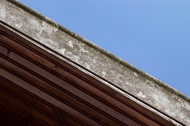 Telhado de concreto sob o céu de madeira acima