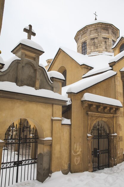 Foto telhado de igreja velha coberto de neve