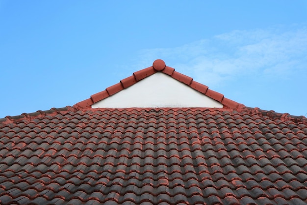 Telhado de telha velha com céu azul Conceito industrial e de objeto