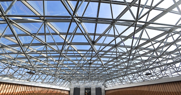 telhado de um edifício feito de tubos e estruturas metálicas