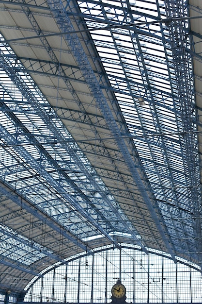 Telhado de vidro de uma estação e relógio