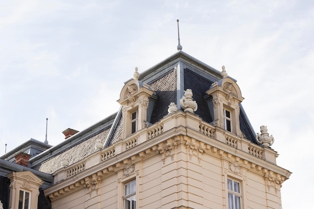 Foto telhado do palácio no centro histórico de lviv