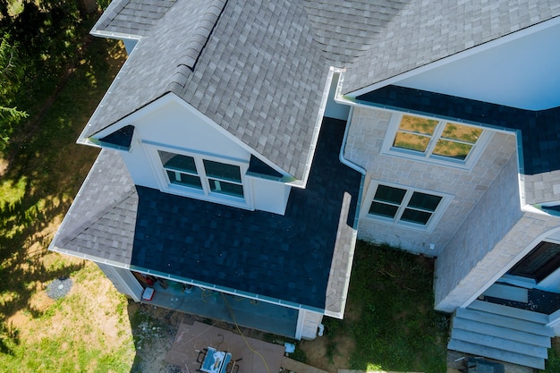 Telhado em uma nova casa construída mostrando telhas de asfalto múltiplas linhas de telhado com vista aérea