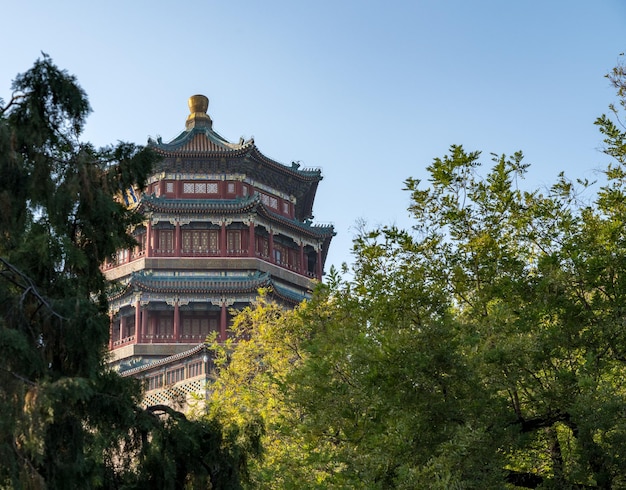 Telhado ornamentado no Palácio de Verão nos arredores de Pequim China