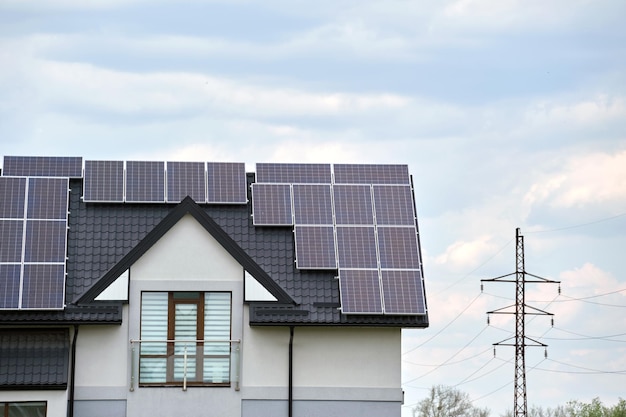 Telhado residencial privado coberto com painéis solares fotovoltaicos para geração de energia elétrica ecológica limpa na área rural suburbana da cidade Conceito de casa autônoma