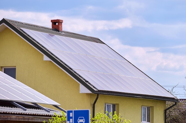 Telhado residencial privado coberto com painéis solares fotovoltaicos para geração de energia elétrica ecológica limpa na área rural suburbana da cidade Conceito de casa autônoma