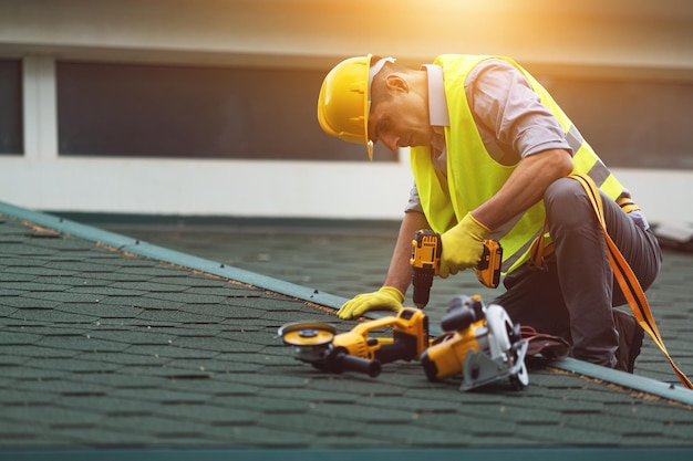 Telhador que trabalha no trabalho de proteção usa luvas,