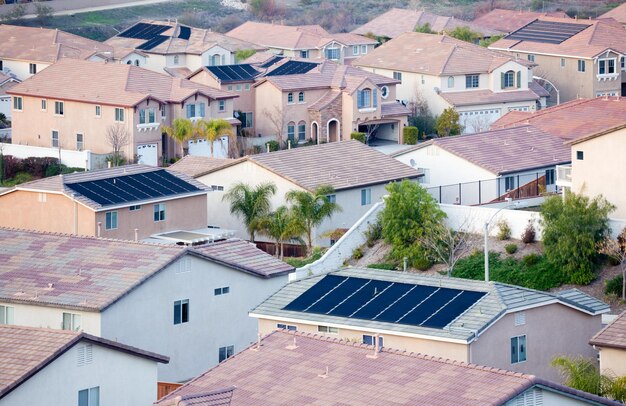 Foto telhados contemporâneos de bairros com painéis solares